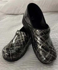 DANSKO Clogs Women’s EU 40 Silver/Black Metallic Patent Leather Professional