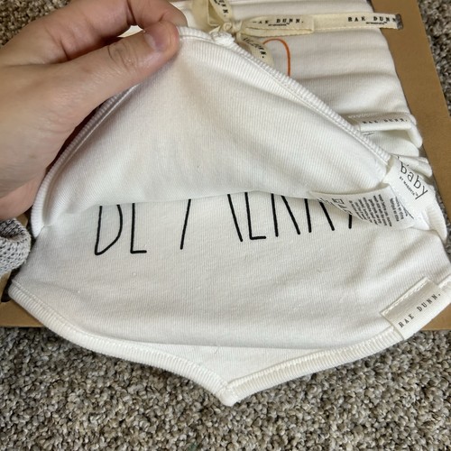 Baberos Rae Dunn Baby My First Holiday blanco crema conjunto de 5 broches de algodón - Imagen 6 de 8