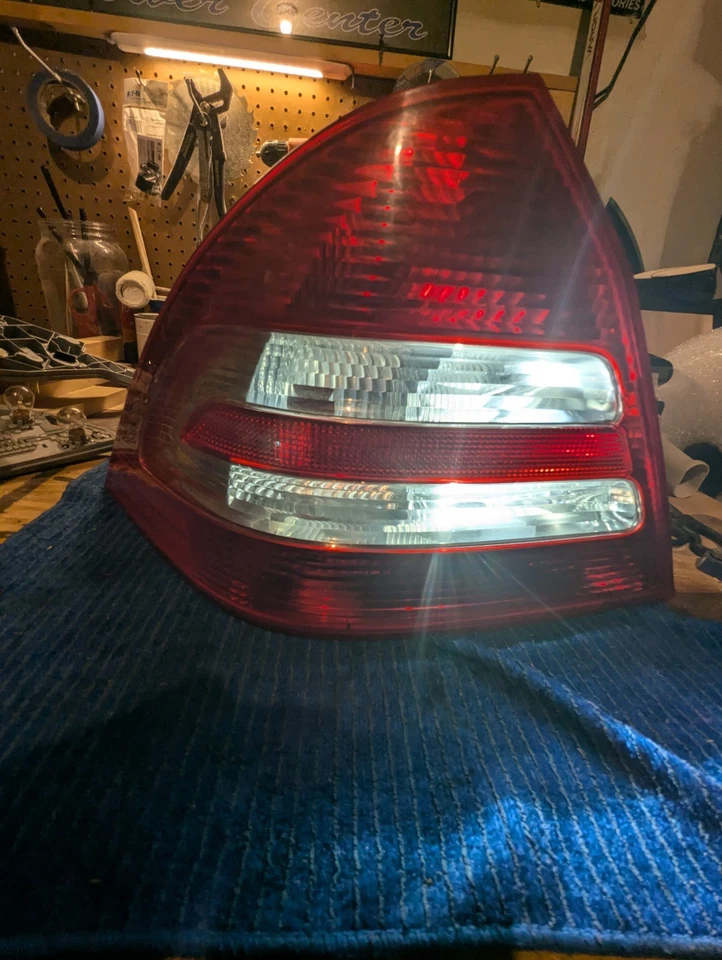 Par de luces traseras conductor y pasajero Mercedes-Benz W203 C230 C280 C350 2005-07 Foto 2 de 4