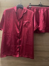 Schlafanzug. Roter Seidenpyjama. Größe XXL.
