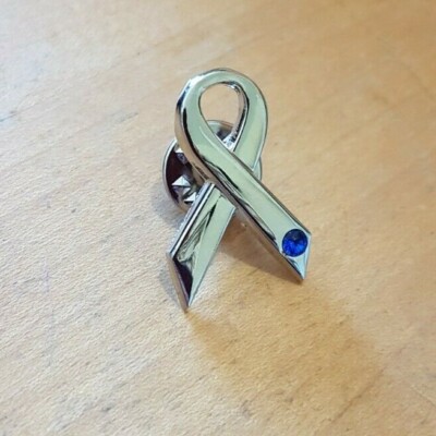 Cancer Remembrance Band Pin Abzeichen mit (künstlich) blauem Edelstein. A017
