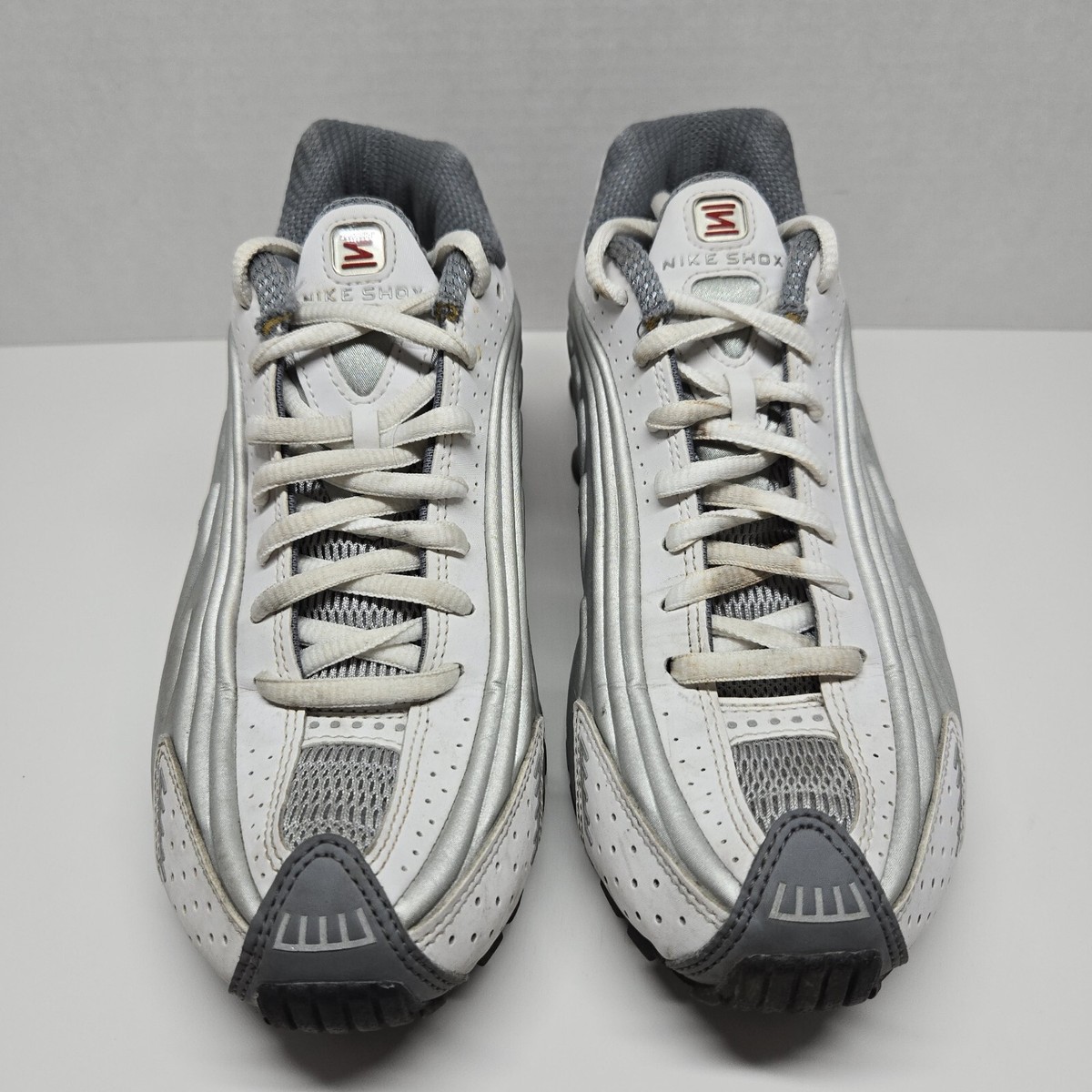 Nike Shox R4 2018 Mens Size 4.5 Metallic Silver White Comet Nike Shox R4 2018 Mens Size 4.5 Metallic Silver White Comet