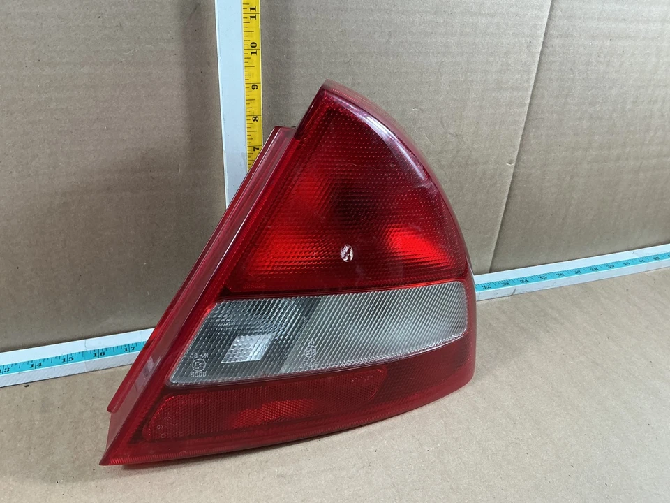 Conjunto de luz trasera derecha pasajero Mitsubishi Mirage 1997-1998 Foto 3 de 4