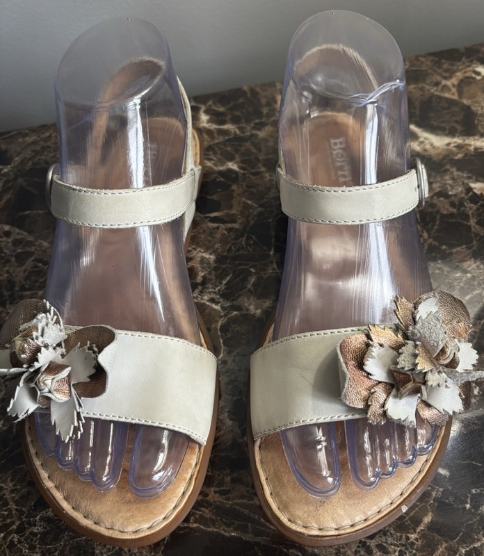 Woman’s Flat White Flowered Leather Sandals By BORN SIZE 6 Gold Accent Flower
