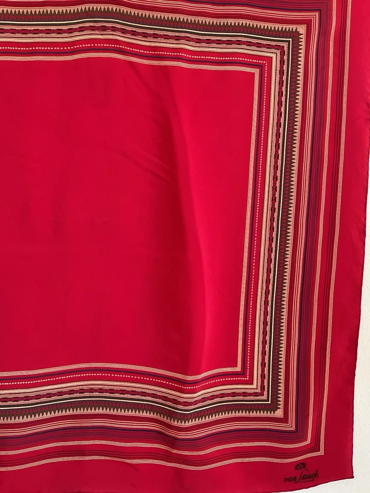 VAN LAACK Pure Silk 女式红色围巾 带详细的民族边界设计 35 英寸/35 英寸 — 第 2/4 张图片