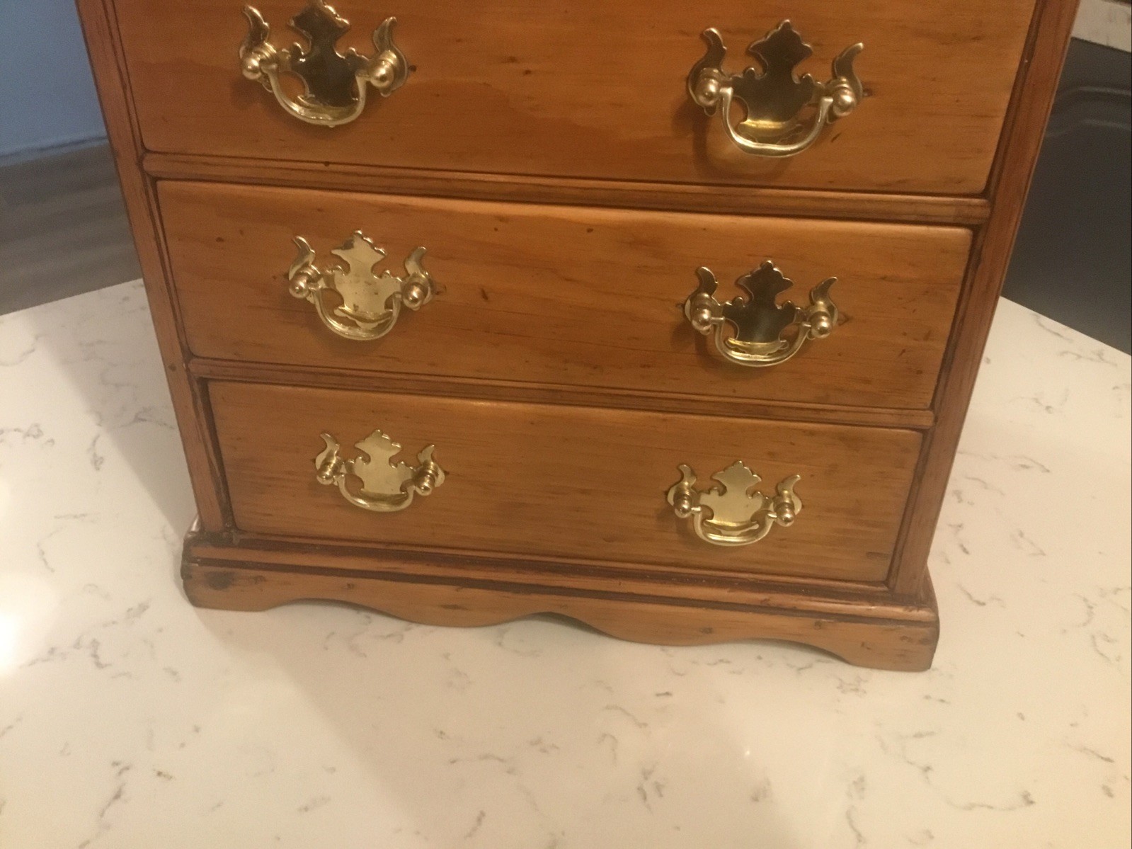 A BEAUTIFUL ANTIQUE PINE MINIATURE CHEST OF DRAWERS, APPRENTICE PIECE CIRCA-1870