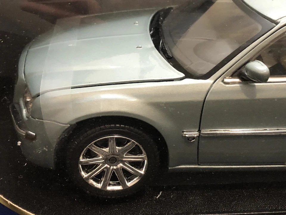 Motor Max 2005 Chrysler 300C Hemi Gray Diecast Model Car - Scale 1:18 - Image 3 of 4