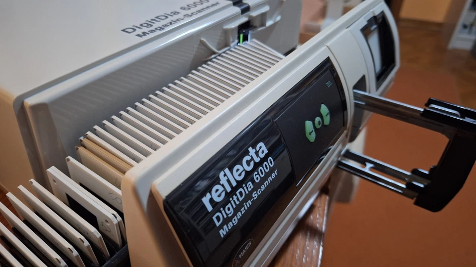 Scanner Reflecta DigitDia 6000 In Automatico - Immagine 3 di 4