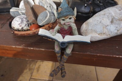 Figurine Troll Norvégien Sur Rocking Chair – Korrigan Poilu, Lutin Pixie, Décoration Fantasy (neuf)