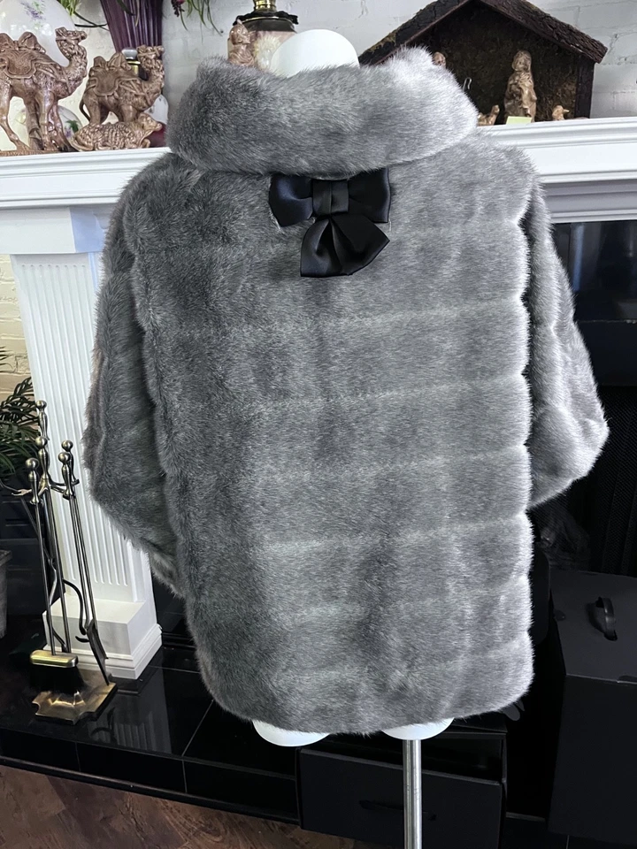 Mantón de piel sintética Kate Space. Mantón gris con lazo negro en la espalda. Foto 2 de 4