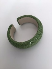 a cuckoo moment Armspange Samba Stachelrochenleder 2cm Grün Flexibel NP 165,- €