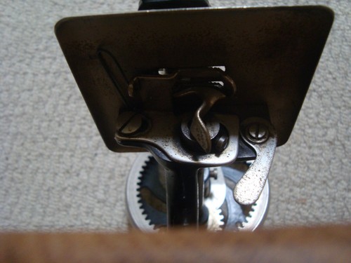 ANTIQUE VINTAGE MINIATURE SINGER SEWING MACHINE. COMES WITH MODERN OAK BASE - Picture 4 of 13