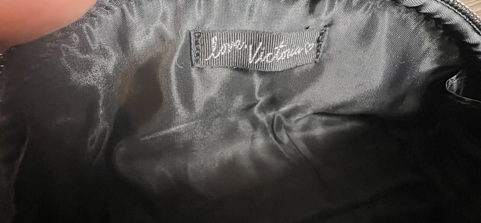 Pequeña bolsa de cosméticos Victoria's Secret graffiti negra y púrpura Foto 4 de 4
