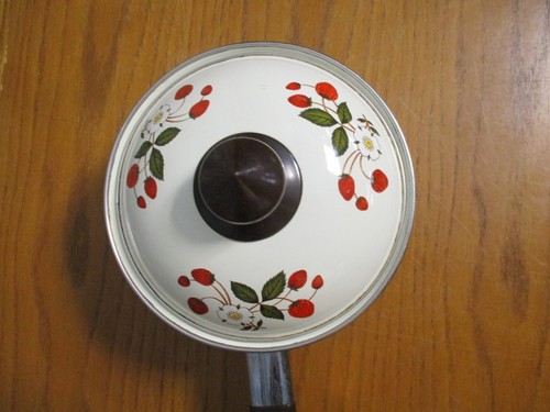 Sheffield Strawberries ‘N Cream Covered Saucepan Enamelware - 7" across - Picture 6 of 16