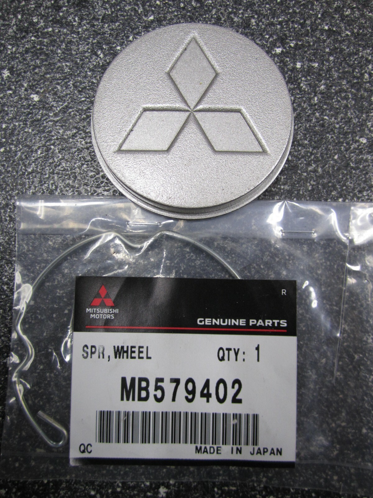 One (1)* OEM 1997-2005 Mitsubishi Center Cap & Spring MB579402 
