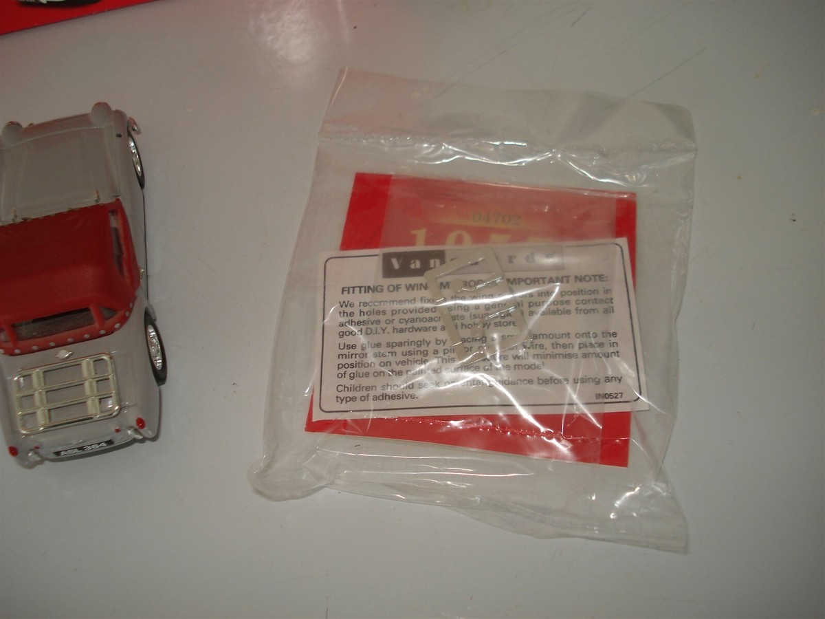 Vanguards 1/43 VA04702 – Triumph TR3A – Gris Silverstone / Rouge – Occasion