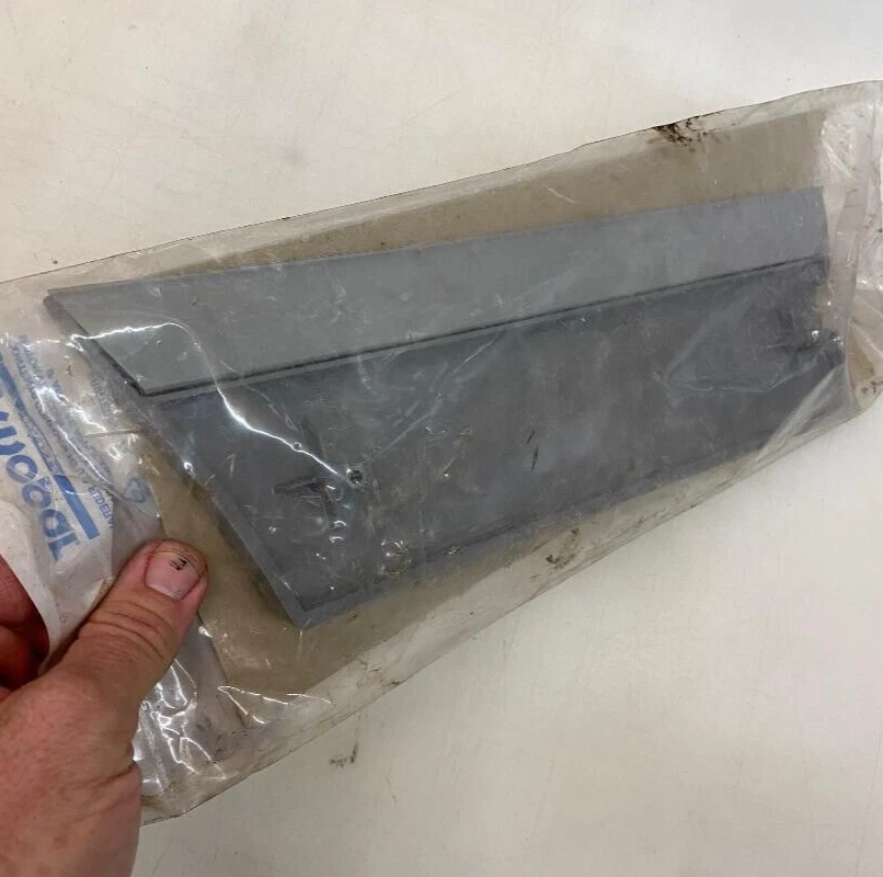 89-95 DODGE SPIRIT GUARDABARROS DELANTERO IZQUIERDO MOLDURA P/N 5015511AA ORIGINAL OEM PIEZA NUEVA Foto 3 de 4