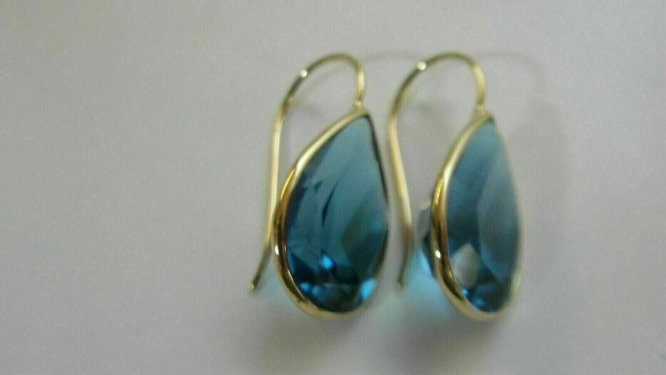 Pendientes colgantes enchapados en oro amarillo de 14 quilates con topacio azul Londres corte pera de 4 quilates Foto 3 de 4