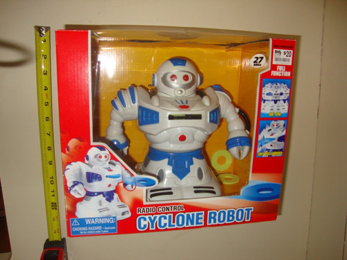 VINTAGE PLASTIC CYCLONE ROBOT MADE IN CHINA - Picture 5 of 6