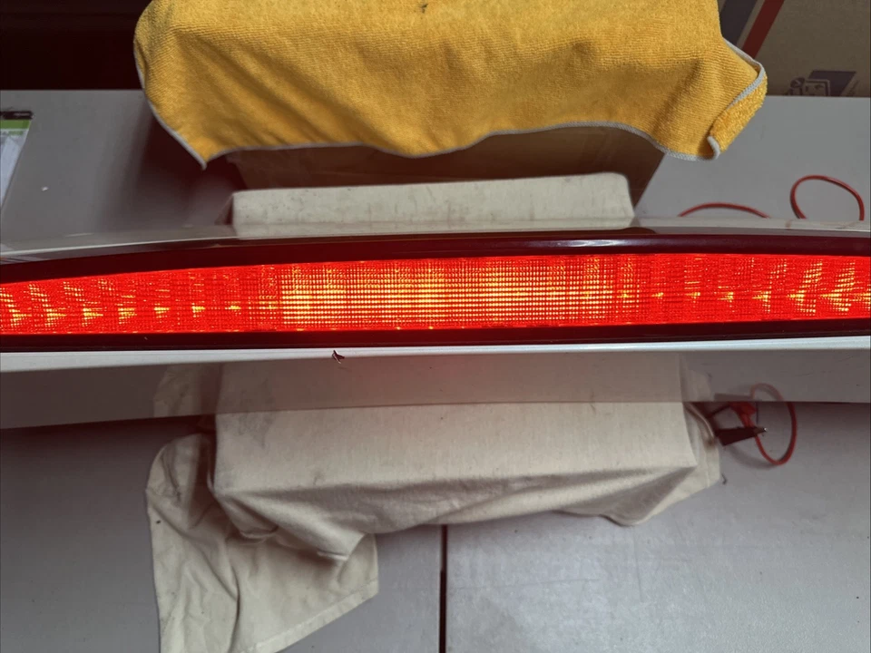 02-13 CADILLAC ESCALADE EXT ALERÓN TECHO TRASERO BLANCO TERCERA LUZ DE FRENO PROBADO Foto 3 de 4