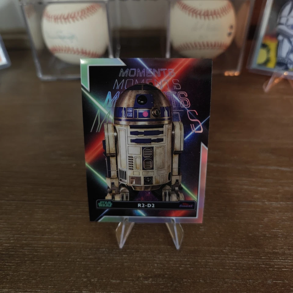 Topps 2024 cromo Star Wars R2-D2 Fm-15 refractor verde Foto 3 de 4