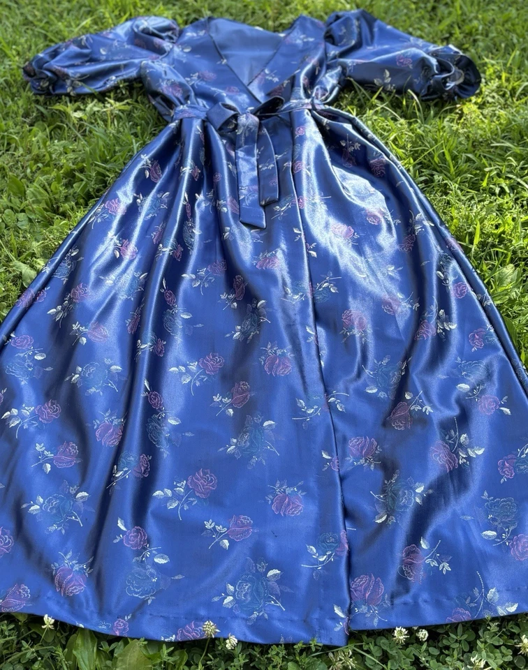 Bata de vestir vintage de satén floral con cinturón de los años 70 | TALLA ÚNICA PARA LA MAYORÍA S-L Foto 3 de 4
