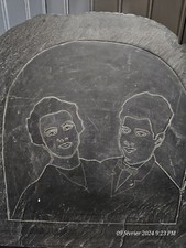 deux personnes sculptées sur plaque de pierre d'ardoise, Vintage