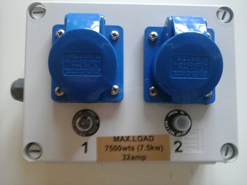 32AMP diistribution to 2x 16amp sockets with circuit breakers c/w 2mtrs.cable - Picture 2 of 6