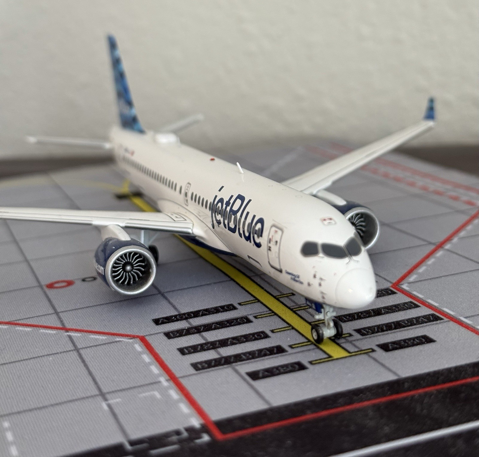 1:200 Gemini Jets JetBlue Airways Airbus A220-300 G2JBU1213 N3044J Diecast Model