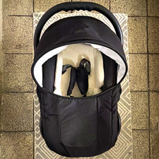 Bébé Confort Babyschale Schwarz/Weiß mit Sitzverkleinerer, Tragegriff, Verdeck Bébé Confort Babyschale Schwarz/Weiß mit Sitzverkleinerer, Tragegriff, Verdeck