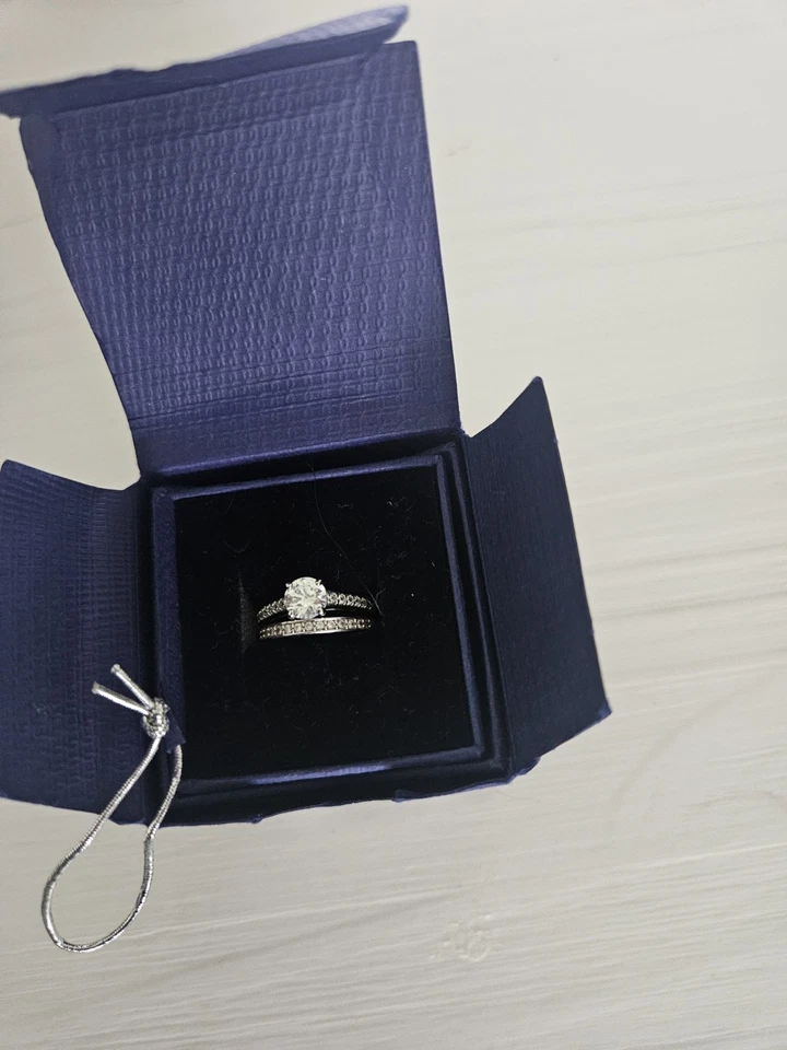 Juego de anillos de compromiso y bandas Swarovski - Impresionante talla 6 Foto 3 de 3