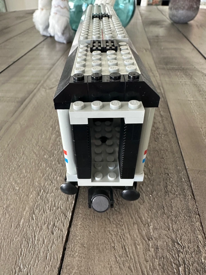 LEGO Trains: Railroad Club Car (10002) Metroliner Look. Foto 3 de 4