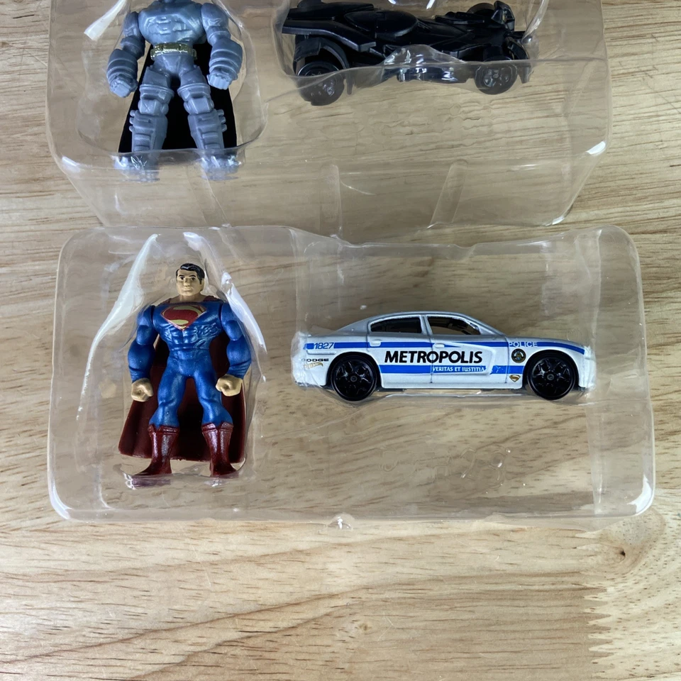 Hot Wheels 2015 Mighty Minis Batman w Batmobile & Superman w Metropolis PD 1:64 - Image 2 of 3