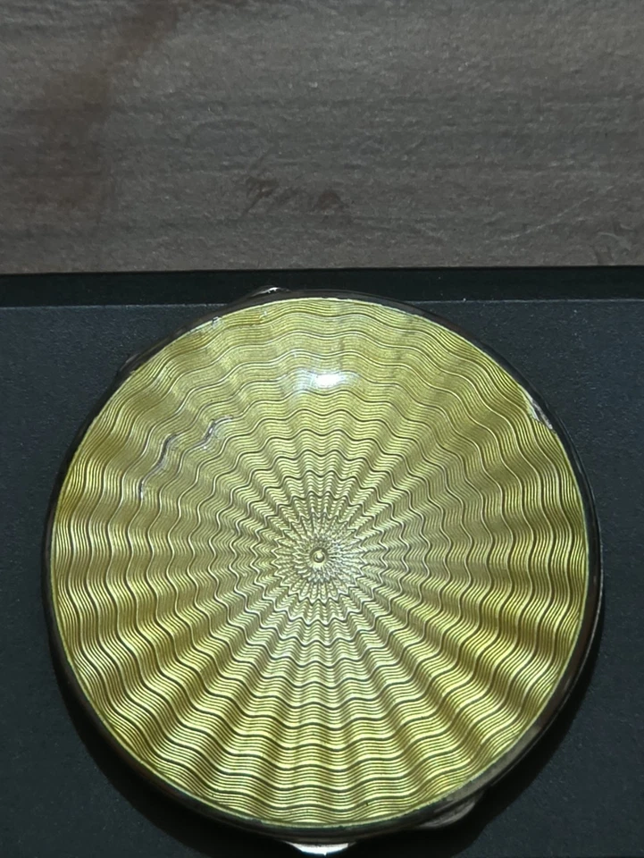 Esmalte guilloche amarillo plata 1932 compacto con sello London 112 regent Street Foto 3 de 4