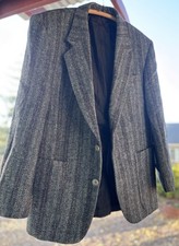 VINTAGE Harris Tweed wool herringbone sport coat.