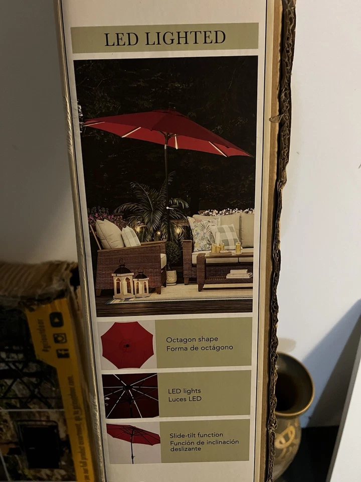 Mesa de patio roja de 9 pies paraguas de mercado con luces LED solares Foto 3 de 4