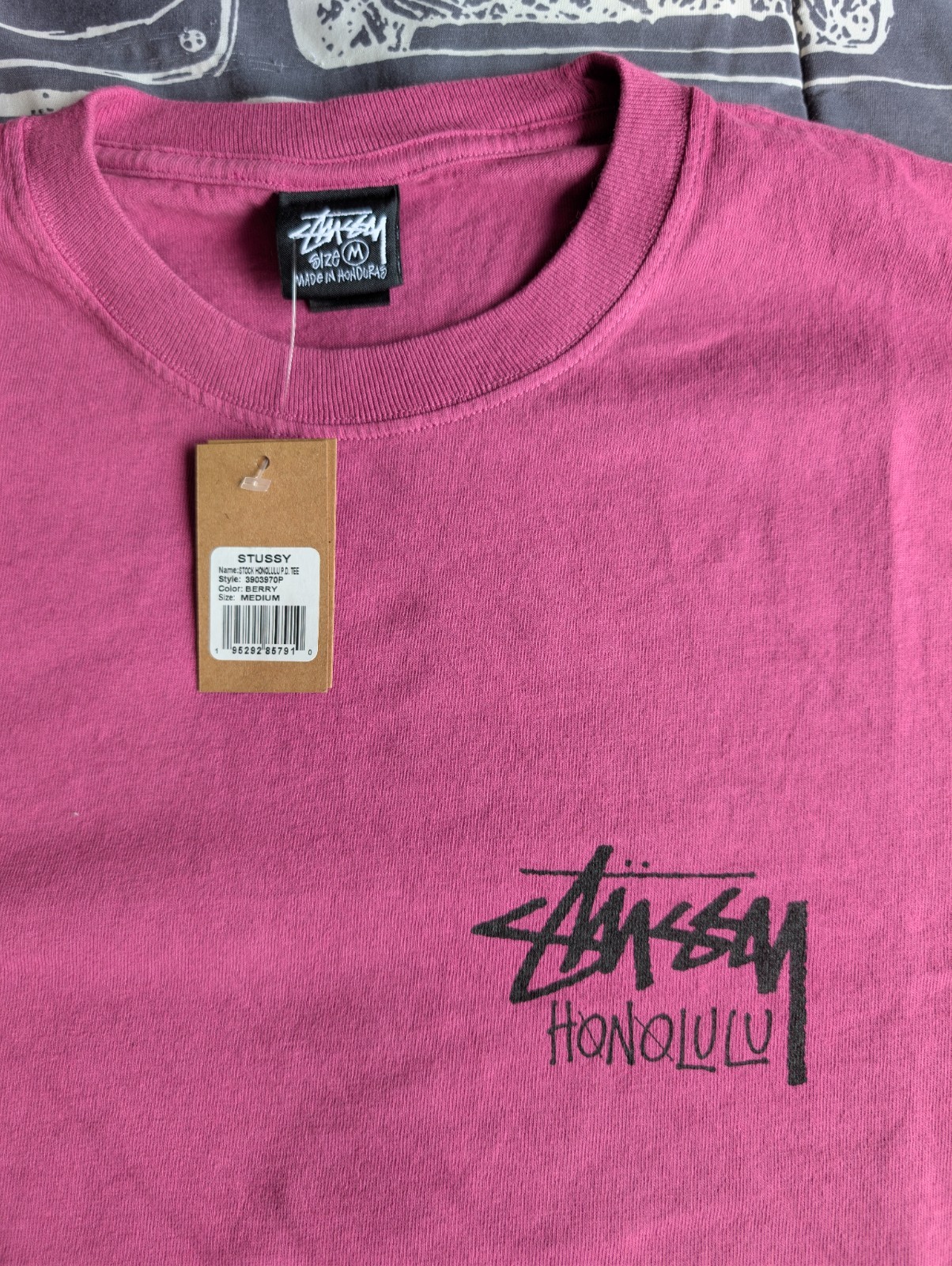 Stussy Honolulu Exclusive T-Shirt Berry mens Size Medium thumbnail 3