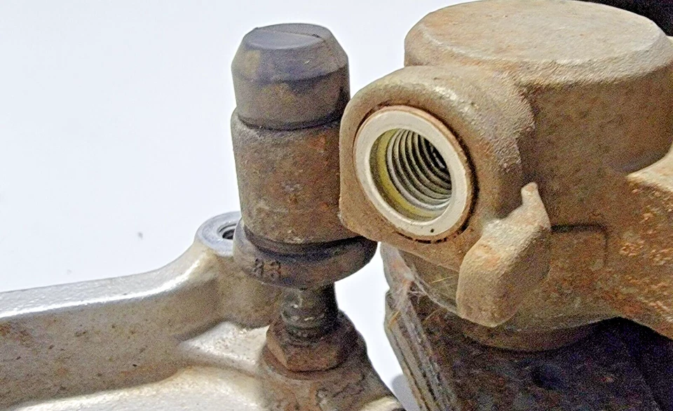 Pinza de freno trasera y soporte de montaje 1995 Honda XR600R XR 600 95 XR600 Foto 4 de 4