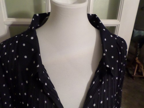 NEU Damengröße 4X Only Necessities marineblau Punkte bedeckt Bluse Plissee-Design - Bild 4 von 6