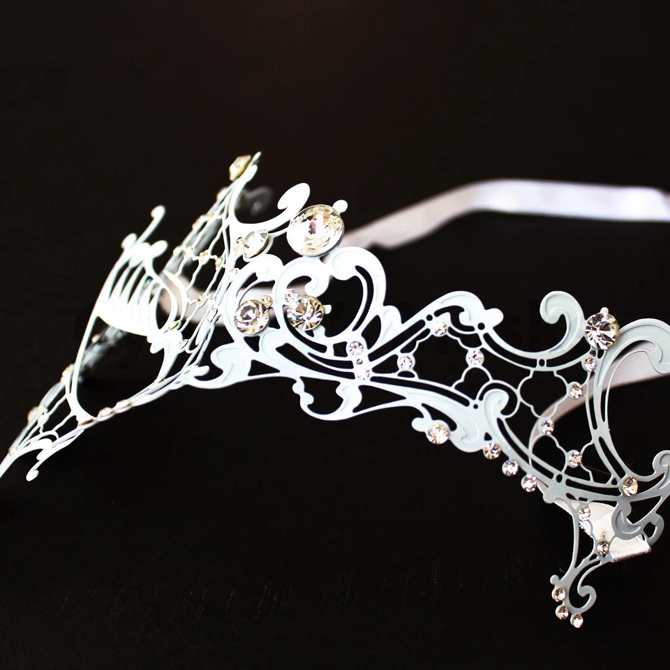 Máscara de fentoma de filigrana corte láser de metal blanco mascarada con pedrería fiesta graduación Foto 3 de 3