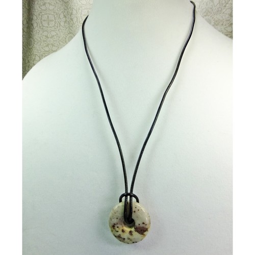 Collar con cordón de cuero donut de piedra pequeño 1/4" gris moteado con marrón pequeño #52 - Imagen 5 de 5