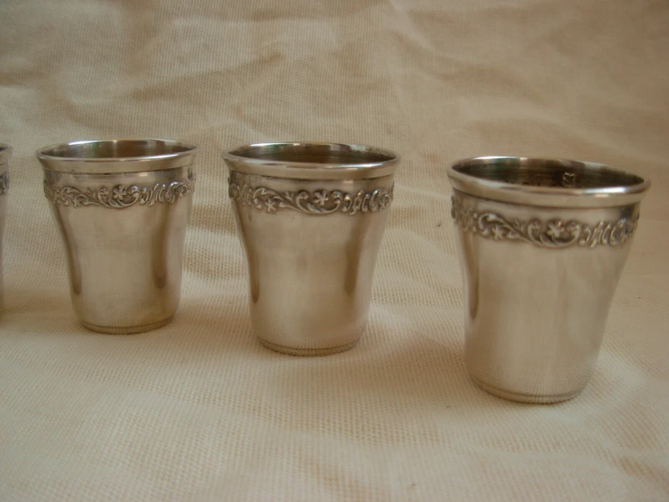 ANTIGUAS COPAS DE LICOR FRANCESAS DE PLATA DE LEY, JUEGO DE 6, FINALES DEL SIGLO XIX. Foto 2 de 4