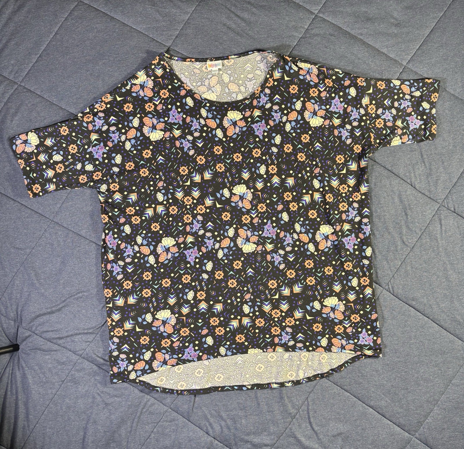 LuLaRoe Women’s 2XL Floral Print Top Black Multicolor Short Sleeve Plus Size