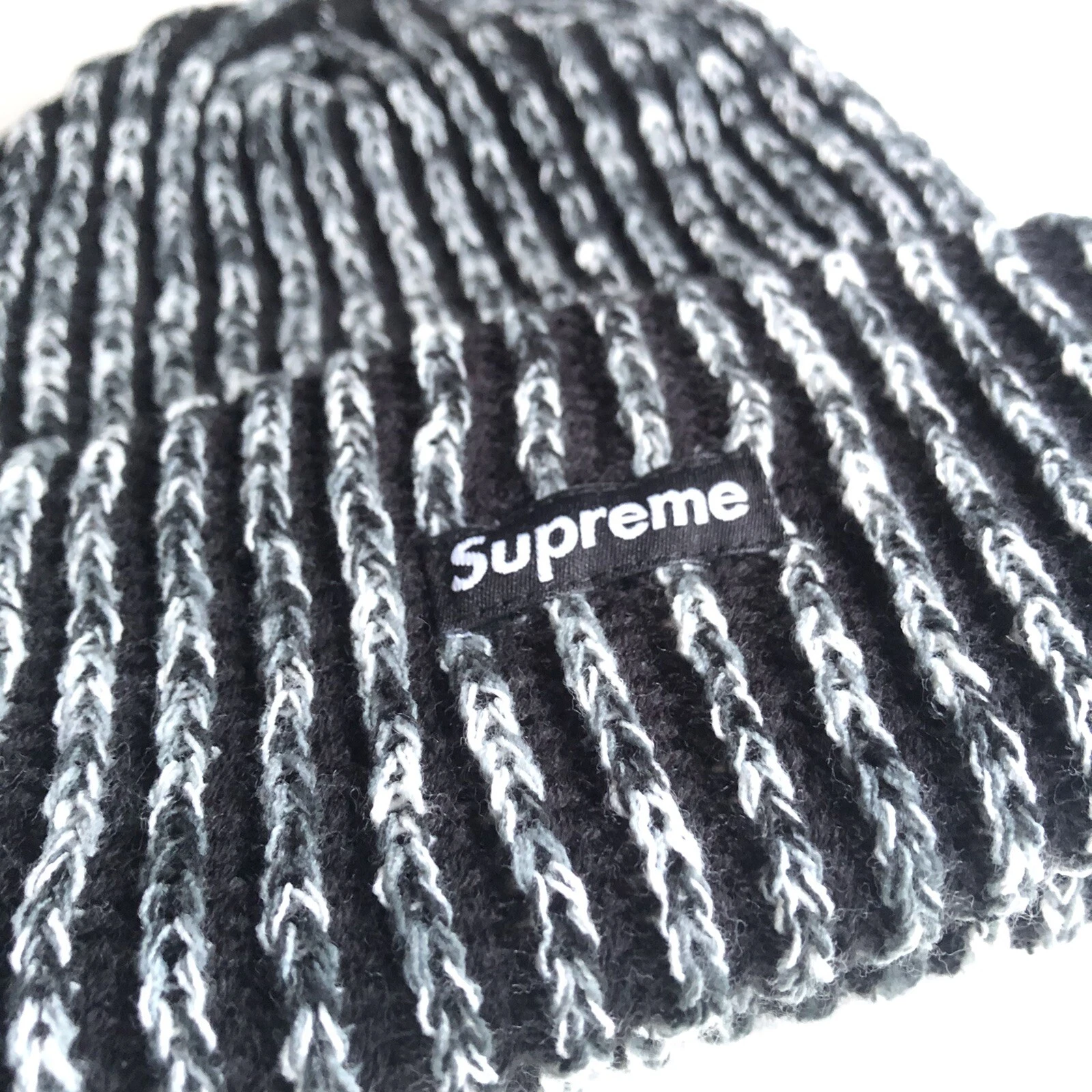 Beanie en tricot arc en ciel lâche noir