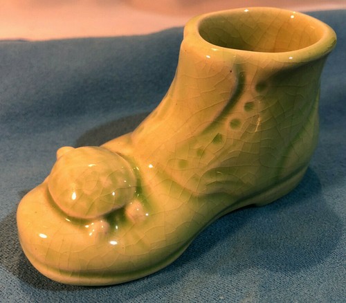 Vintage grüne Keramik Stiefel mit Schildkröte 9 cm lang - Schmuckkästchen Schuhdeko