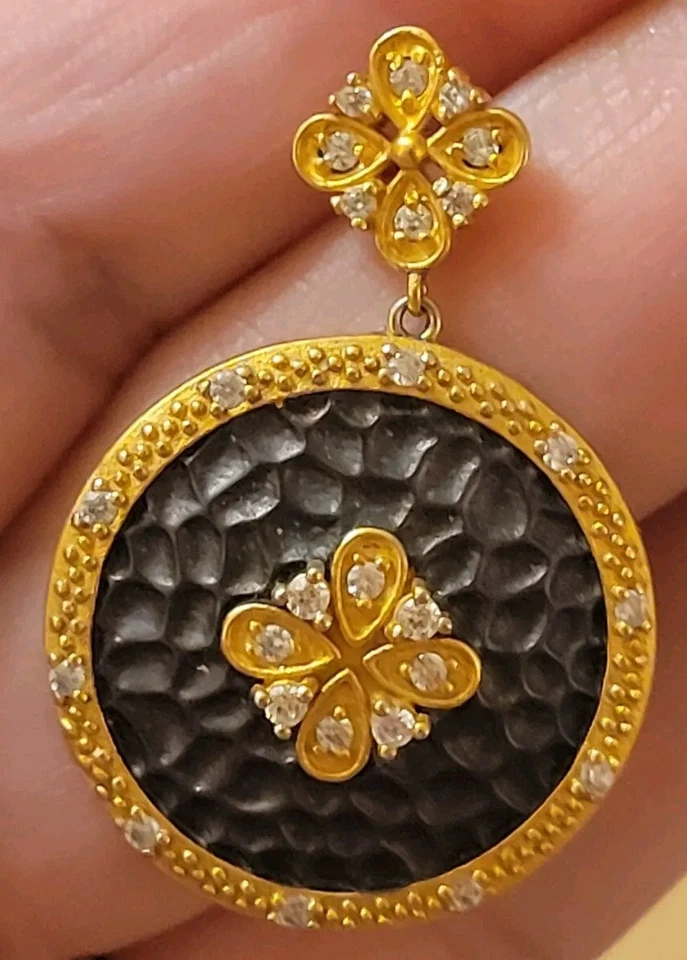 Pendientes Frieda Rothman enchapados en oro de 18k de plata de ley 925 con circonitas cúbicas Foto 4 de 4