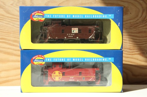 Athearn 7406 & 7411 - 2x ATSF/Santa Fe Cupola Caboose H0/DC selten, NEU (H314) | Condition: Neu