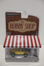 Greenlight Hobby Shop 2015 Jeep Wrangler Unlimited Rubicon W/ Backpacker CHASE