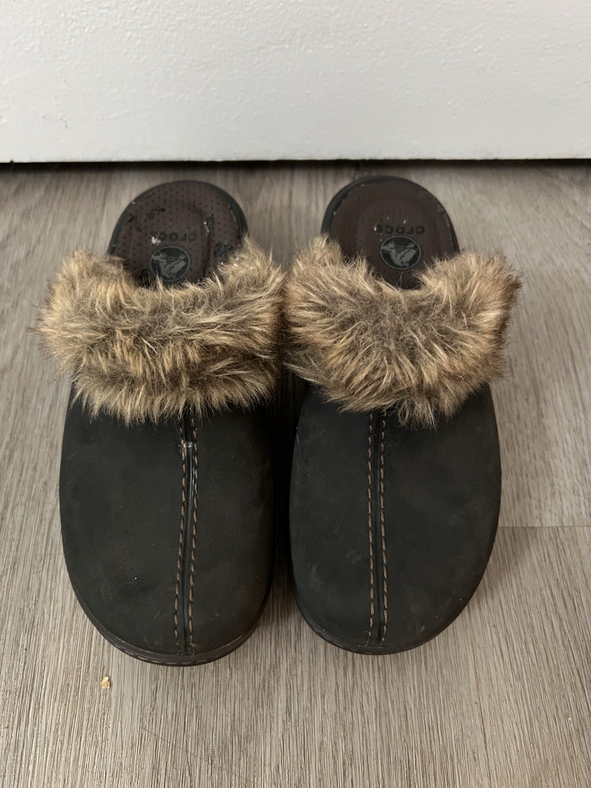 Womens Crocs Cobbler Fuzz Size 5 Black Dark Brown Suede Faux Fur Mules Clogs image 3