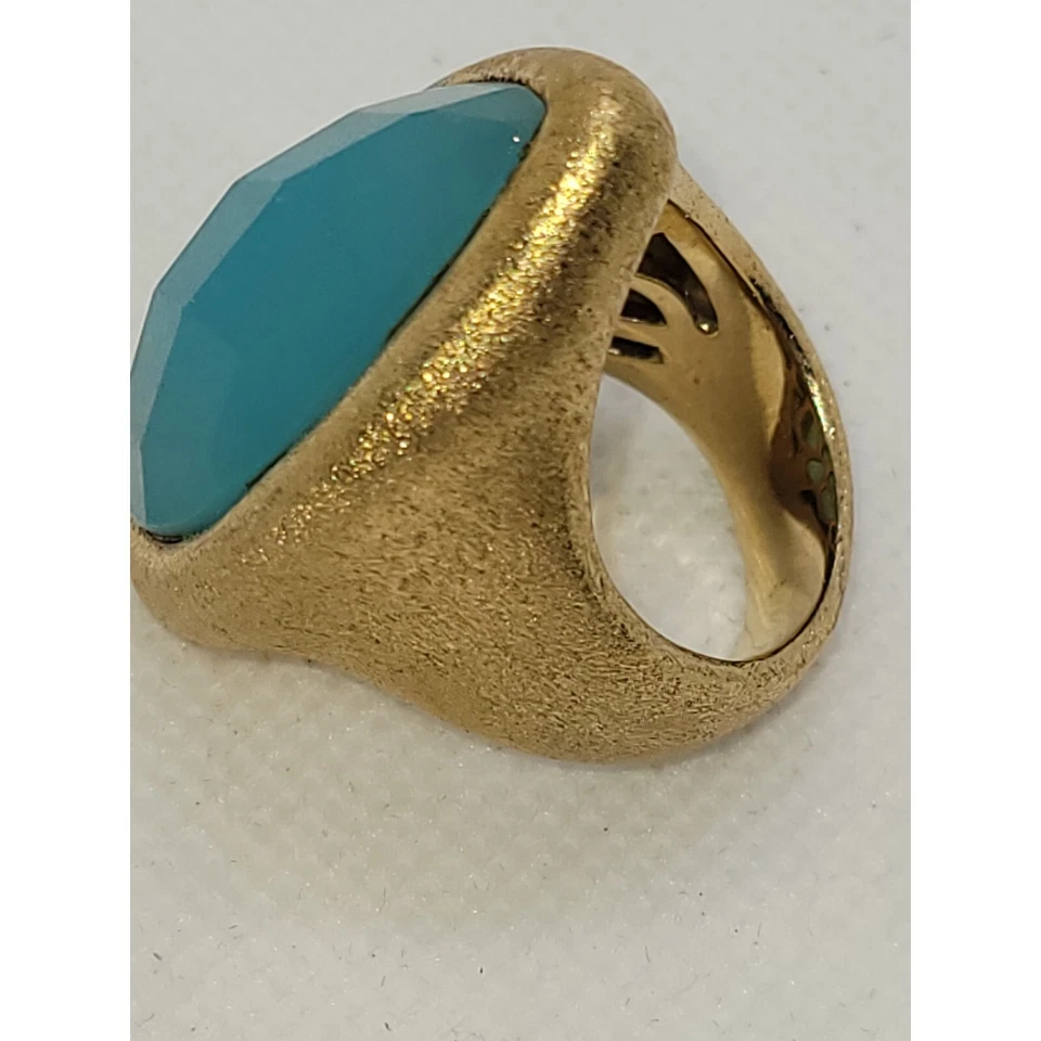 Anillo de cóctel Rivka Friedman de cuarzo azul caribeño Foto 4 de 4